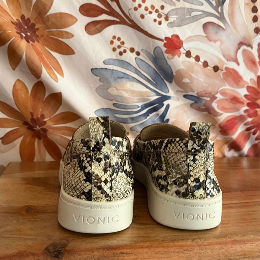 Vionic Womens 5 Chantel Lug Sole Ivory Snakeskin Print Slip On Loafer Shoes - Picture 7 of 11